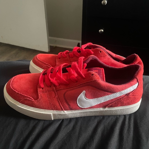 Nike - Picture 3 of 4